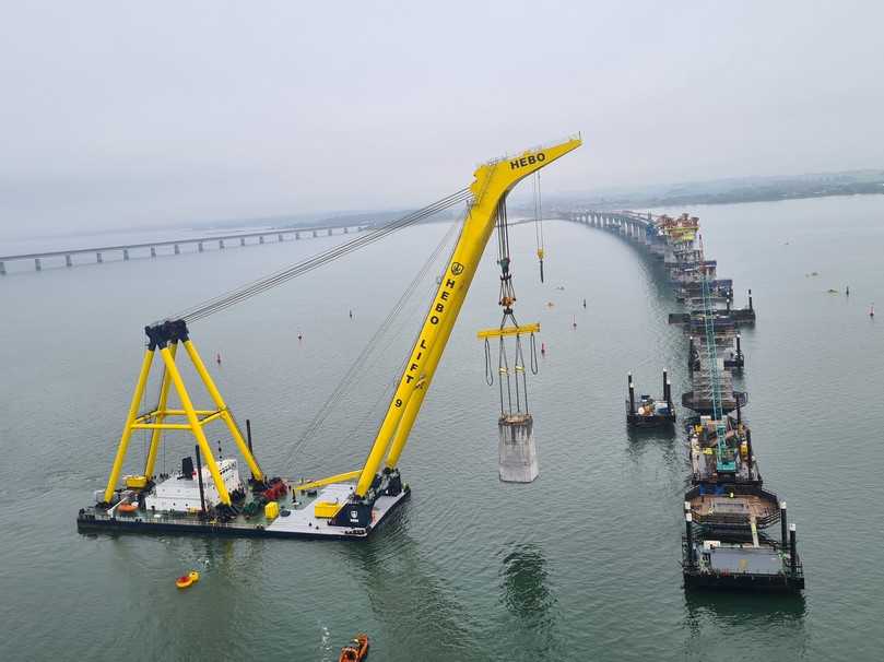 Auch die vorgefertigten Pfeilerköpfe für die Storstrøm Bridge - im Bild der Einhub mit dem Schwimmkran - gehörten zu Dokas Leistungsumfang. | Foto: SBJV