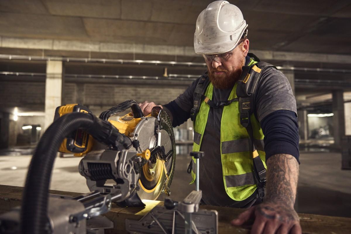 Neu von Dewalt: die 18 Volt XR Akku-Paneelsäge (305 mm) mit Rekuperation-Bremstechnik | Foto: Dewalt Neu von Dewalt: die 18 Volt XR Akku-Paneelsäge (305 mm) mit Rekuperation-Bremstechnik | Foto: Dewalt