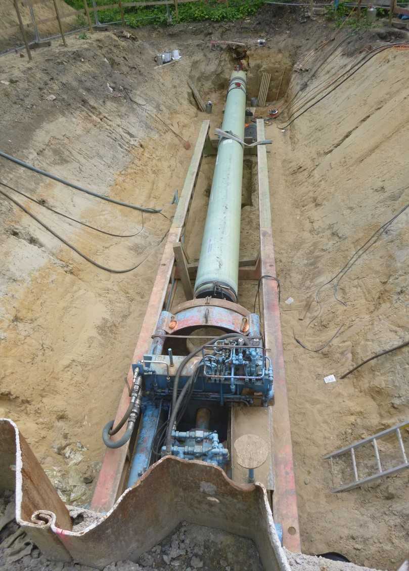 Horizontalbohrpressanlage; Vortrieb des Produktrohrs von der Startbaugrube aus | Foto: De la Motte & Partner GmbH