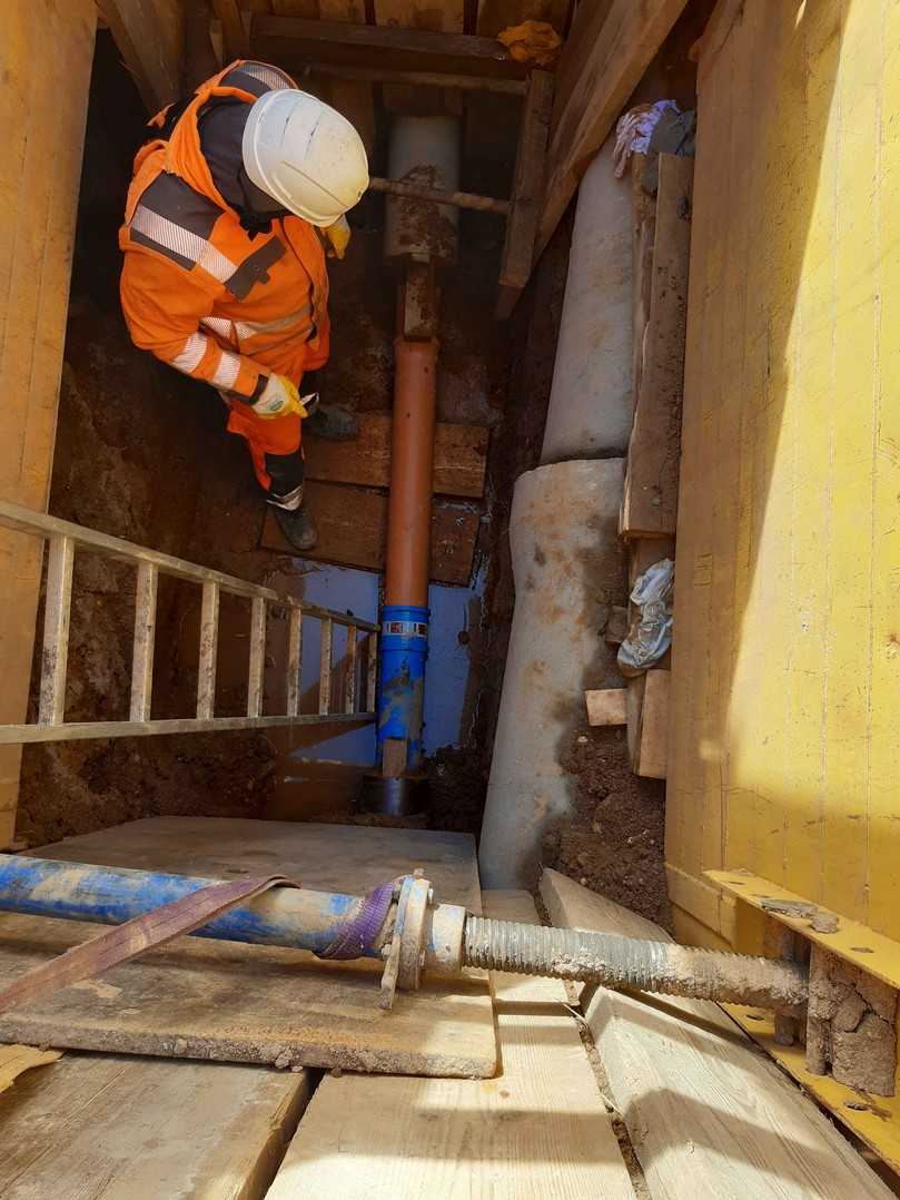 Die enge Nachbarschaft von Regenwasser- und Schmutzwasserkanal erforderte besondere Vorsichtsmaßnahmen, einschließlich der Erstellung einer zusätzlichen Baugrube zur Vermeidung von Beschädigungen. | Foto: Dommel Die enge Nachbarschaft von Regenwasser- und Schmutzwasserkanal erforderte besondere Vorsichtsmaßnahmen, einschließlich der Erstellung einer zusätzlichen Baugrube zur Vermeidung von Beschädigungen. | Foto: Dommel