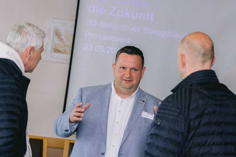 Das Bürogebäude wird nicht nur in beeindruckendem Tempo errichtet, das Bauunternehmen vergrößert auch seinen Erfahrungsschatz - Henryk Busch, Prokurist bei Matthäi Schlüsselfertigbau (Mitte). | Foto: Matthäi-Gruppe/PERI 3D Construction