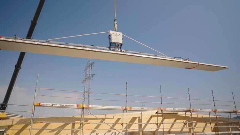 Der Clad-Boy Vakuumheber zeigt auf der Dach+Wand 2026 live sein Können. | Foto: Aero-Lift Der Clad-Boy Vakuumheber zeigt auf der Dach+Wand 2026 live sein Können. | Foto: Aero-Lift