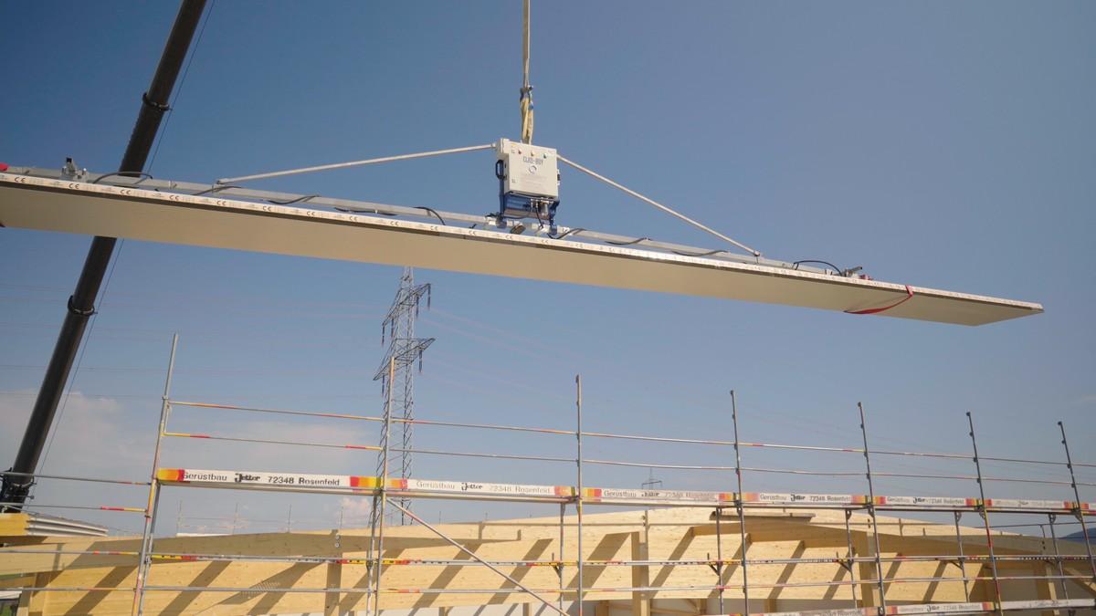 Der Clad-Boy Vakuumheber zeigt auf der Dach+Wand 2026 live sein Können. | Foto: Aero-Lift Der Clad-Boy Vakuumheber zeigt auf der Dach+Wand 2026 live sein Können. | Foto: Aero-Lift