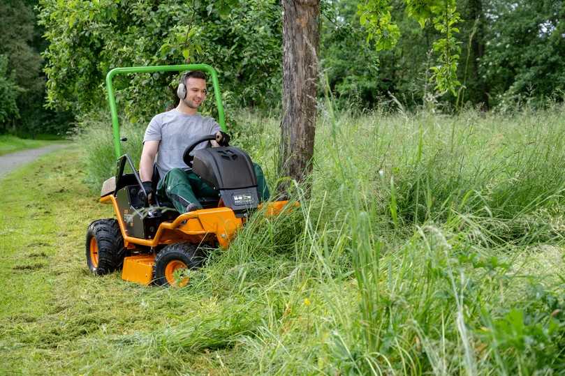 Die zwei möglichen Fahrgeschwindigkeiten von 0 bis 7 km/h und 0 bis 11 km/h sollen Flächenleistungen von bis zu 6.300 Quadratmeter oder bis zu 9.900 Quadratmeter in der Stunde ermöglichen. | Foto: AriensCo GmbH Die zwei möglichen Fahrgeschwindigkeiten von 0 bis 7 km/h und 0 bis 11 km/h sollen Flächenleistungen von bis zu 6.300 Quadratmeter oder bis zu 9.900 Quadratmeter in der Stunde ermöglichen. | Foto: AriensCo GmbH