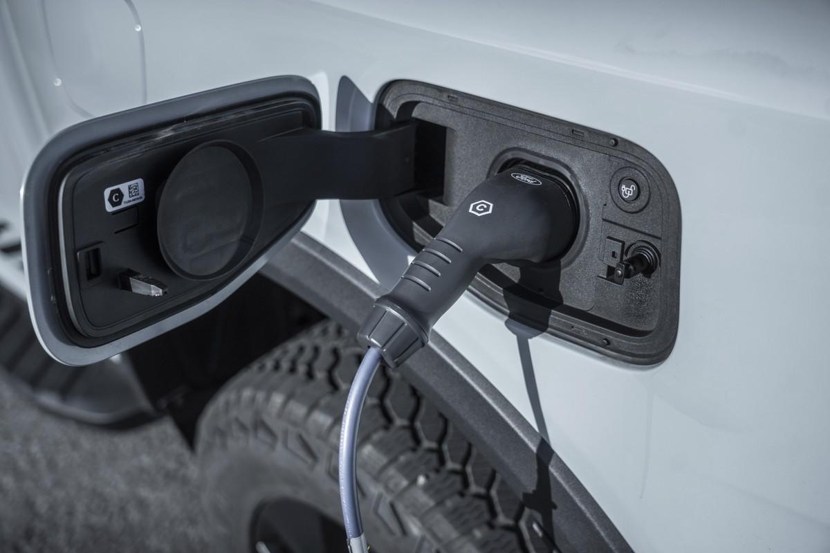 Per Kabel und Ladebuchse lässt sich der 11,8 kWh starke Fahrakku des Plug-In-Hybridmodells extern aufladen. | Foto: Ford Pro