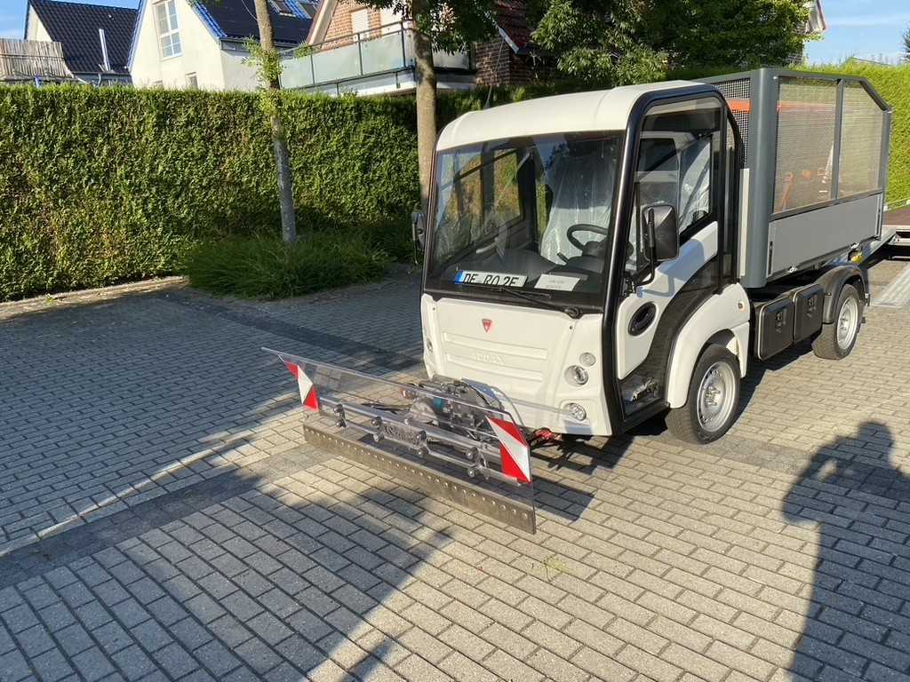 Schneepflug mit E-Fahrzeugen zur Miete von Rontex Schneepflug mit E-Fahrzeugen zur Miete von Rontex