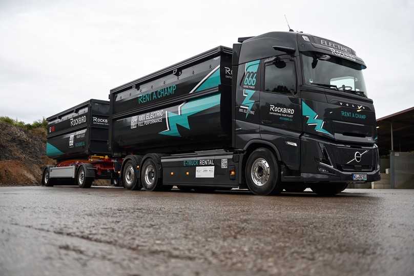 Der Abroller Volvo FH Aero Electric verfügt über 666 PS aus drei E-Motoren und 540 kWh Akkukapazität aus insgesamt sechs Batterien am Rahmen. | Foto: QUATEX Der Abroller Volvo FH Aero Electric verfügt über 666 PS aus drei E-Motoren und 540 kWh Akkukapazität aus insgesamt sechs Batterien am Rahmen. | Foto: QUATEX