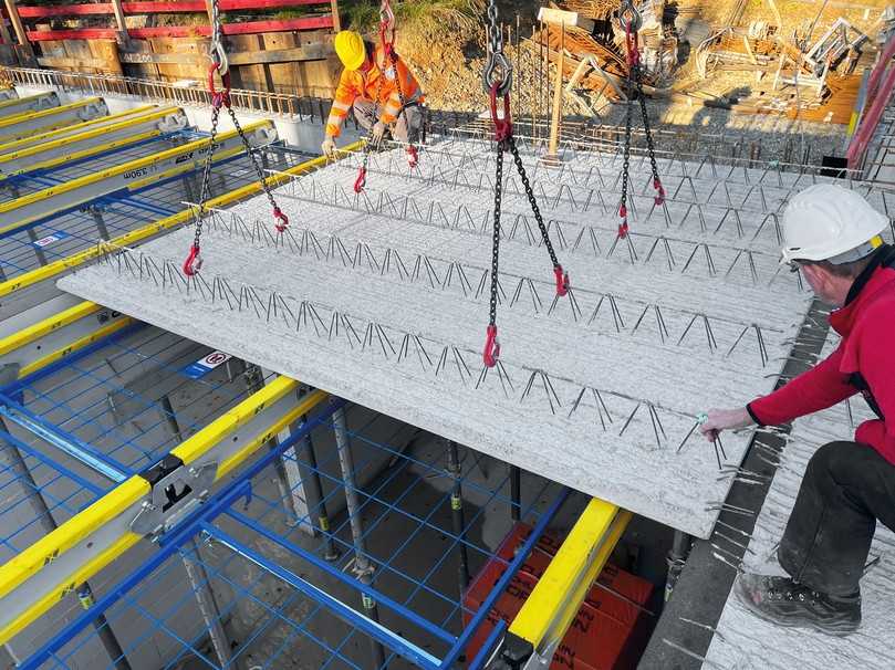 Das neue Safeflex-System von Doka im Einsatz: Es sichert als kollektive Schutzmaßnahme den Arbeitsbereich an Absturzkanten bei Deckenarbeiten. | Foto: Doka