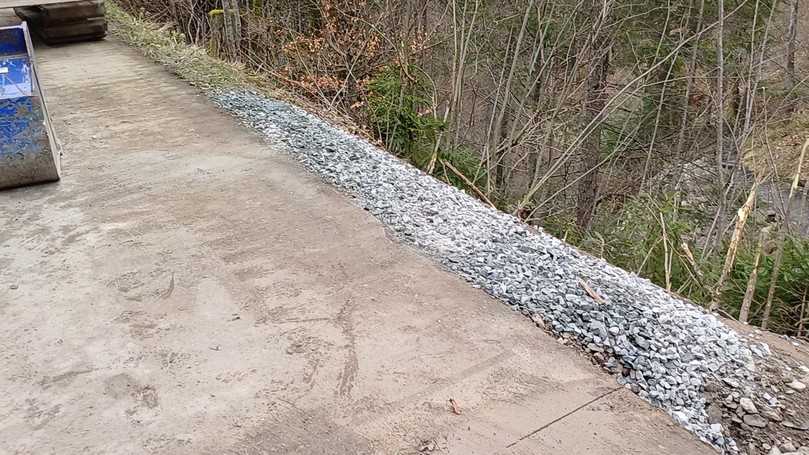 Durch die Aufbereitung des Materials direkt vor Ort entstehen passgenaue Körnungen für die Rohrummantelung, Bankett und Planie. | Foto: MB Crusher Durch die Aufbereitung des Materials direkt vor Ort entstehen passgenaue Körnungen für die Rohrummantelung, Bankett und Planie. | Foto: MB Crusher