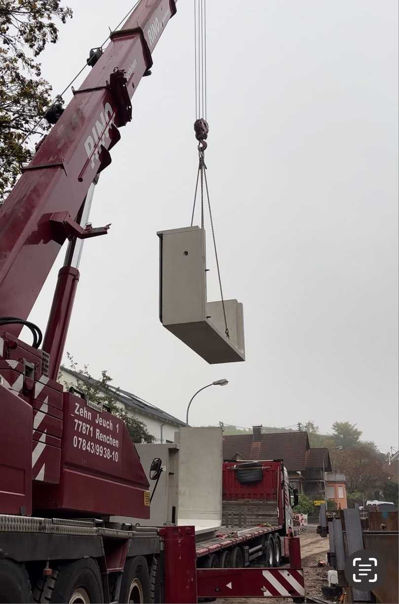 10 Tonnen am Haken: Logistische Vorteile sprachen dafür, die Elemente mit einem Autokran zu versetzen. | Foto: Zweckverband Hochwasserschutz Raum Baden-Baden/Bühl 10 Tonnen am Haken: Logistische Vorteile sprachen dafür, die Elemente mit einem Autokran zu versetzen. | Foto: Zweckverband Hochwasserschutz Raum Baden-Baden/Bühl