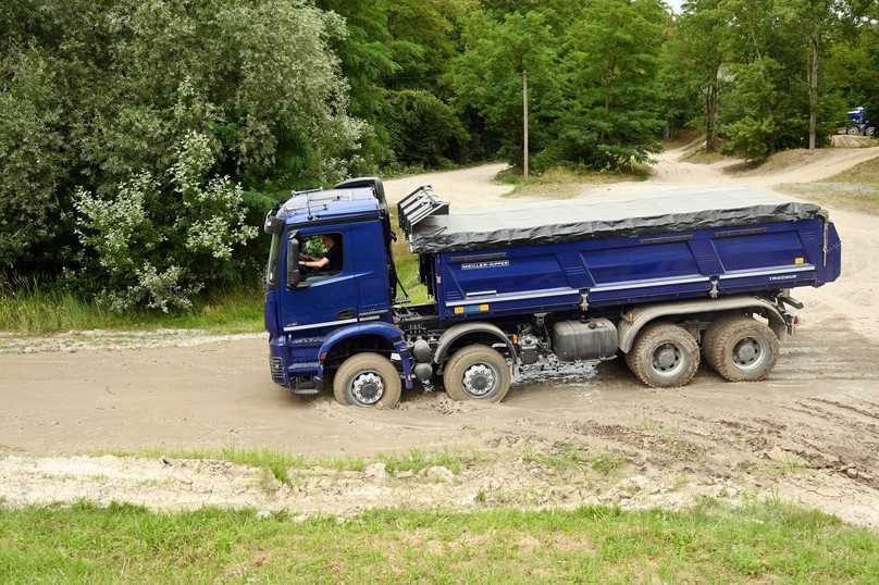Matsch und Schlamm können den Vierachser mit Allradantrieb kaum aufhalten. | Foto: QUATEX