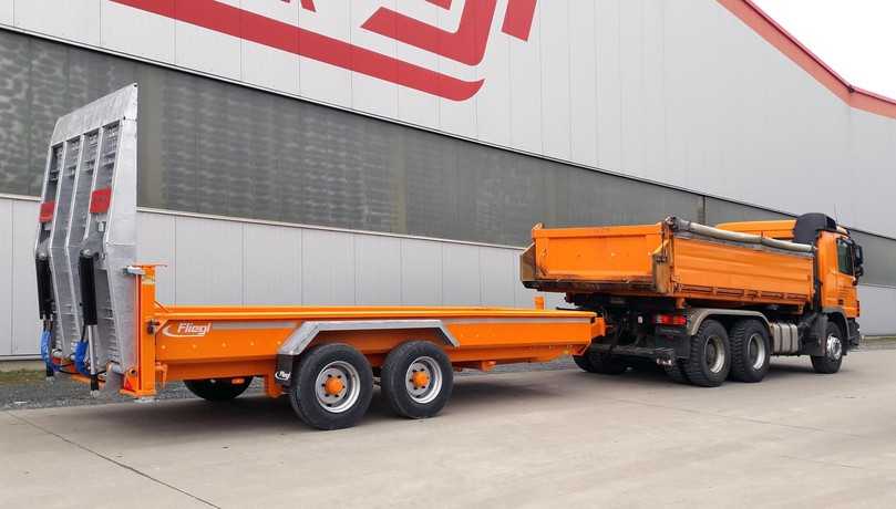 Der Fliegl Tandem-Tiefladeanhänger TTS 100 transportiert fast alles - von Abrollcontainern über Absetzcontainer und Baumaschinen bis zu Langmaterial. | Foto: Fliegl Der Fliegl Tandem-Tiefladeanhänger TTS 100 transportiert fast alles - von Abrollcontainern über Absetzcontainer und Baumaschinen bis zu Langmaterial. | Foto: Fliegl