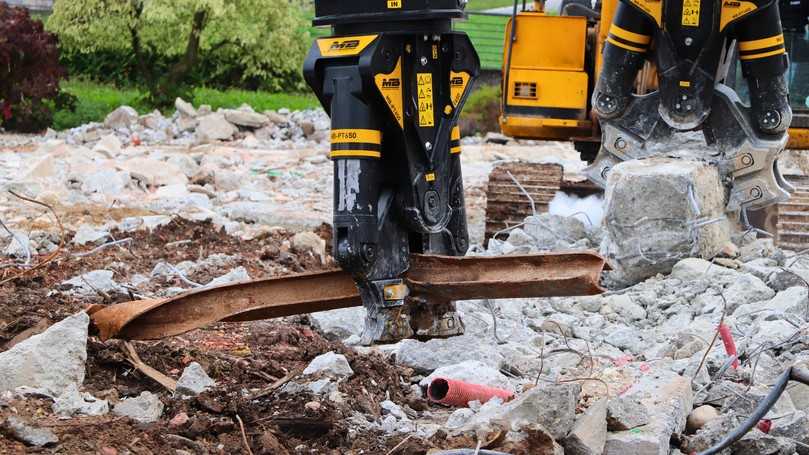 Kraftvoll: die MB PT650 beim Schneiden von Metall | Foto: MB Crusher Kraftvoll: die MB PT650 beim Schneiden von Metall | Foto: MB Crusher