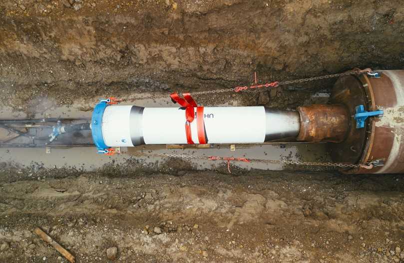 Startklar für den Vortrieb: Die Ramme ist über einen Aufsteckkegel mit dem vorzutreibenden Rohr schubfest verbunden. | Foto: Tracto Startklar für den Vortrieb: Die Ramme ist über einen Aufsteckkegel mit dem vorzutreibenden Rohr schubfest verbunden. | Foto: Tracto