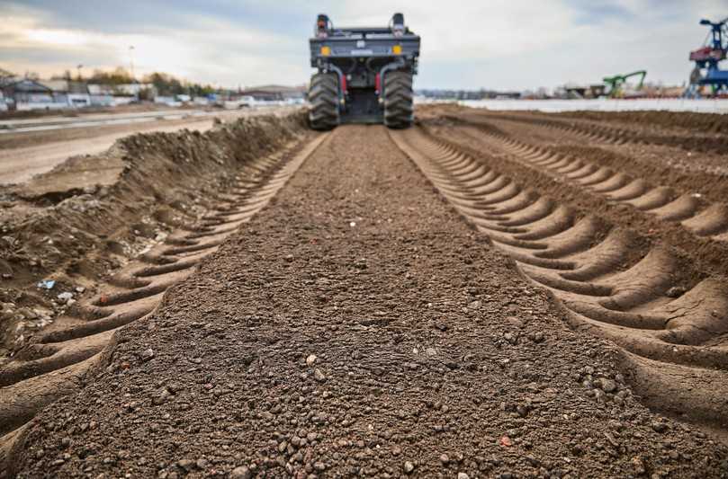 Das Arbeitsergebnis des Wirtgen WRC 240i im Alberthafen Dresden kann sich sehen lassen: Das homogen über die gesamte Arbeitsbreite und -tiefe gemischte Material bietet eine stabile Grundlage für den Hochbau. | Foto: Wirtgen Group Das Arbeitsergebnis des Wirtgen WRC 240i im Alberthafen Dresden kann sich sehen lassen: Das homogen über die gesamte Arbeitsbreite und -tiefe gemischte Material bietet eine stabile Grundlage für den Hochbau. | Foto: Wirtgen Group