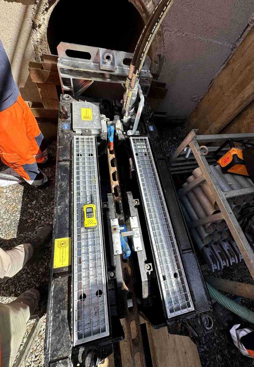 Während die Rohre in der Startbaugrube mit bis zu 80 Tonnen in den Kanal geschoben wurden, unterstützte eine 80-Tonnen-Berstanlage den Rohreinbau mit Zugkraft. | Foto: Sanierungstechnik Dommel Während die Rohre in der Startbaugrube mit bis zu 80 Tonnen in den Kanal geschoben wurden, unterstützte eine 80-Tonnen-Berstanlage den Rohreinbau mit Zugkraft. | Foto: Sanierungstechnik Dommel