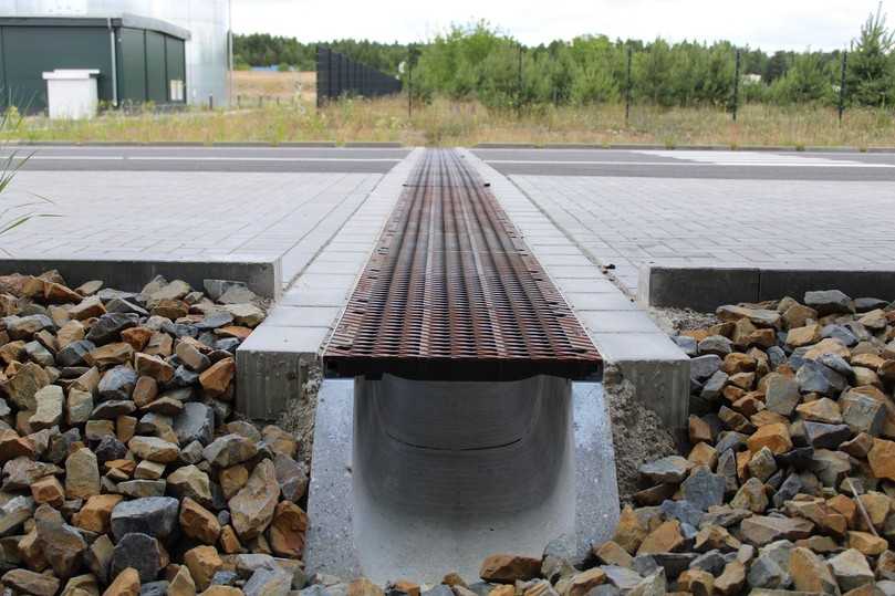 Das Rinnensystem Bircosir zur Entwässerung über Versickerungsmulden ist wartungsarm und für einen dauerhaften Einsatz ausgelegt. | Foto: Birco Das Rinnensystem Bircosir zur Entwässerung über Versickerungsmulden ist wartungsarm und für einen dauerhaften Einsatz ausgelegt. | Foto: Birco