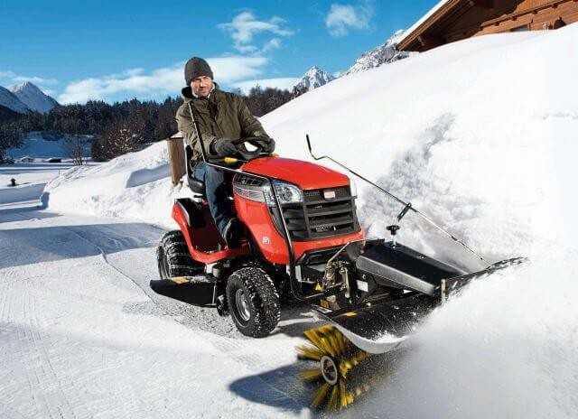 Der 107 S, hier mit Kehrbürste, leistet auch im Winter gute Dienste. | Foto: Sabo