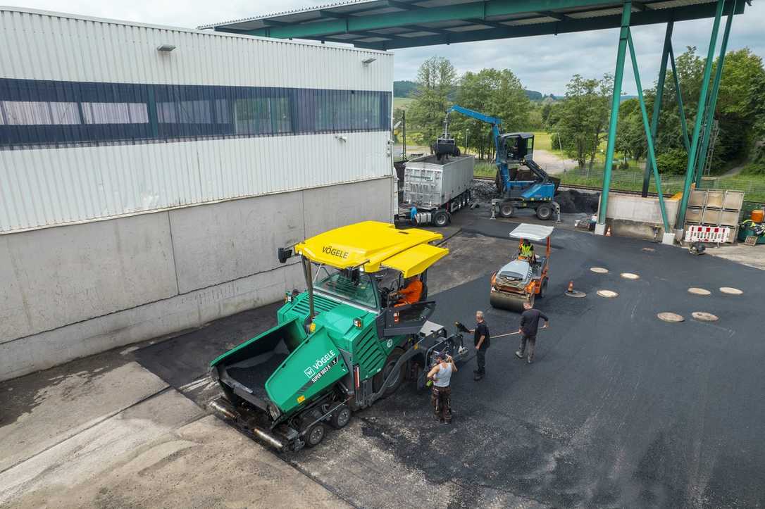 Recyclinghof in einem Tag saniert: Asphaltbau mit Vögele unter engen Bedingungen