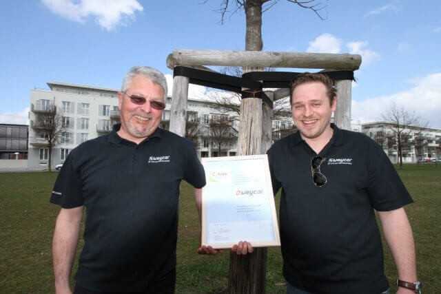 Holger Wagner und Sascha Büttner am Weycor-Klimabaum in München-Riem. Holger Wagner und Sascha Büttner am Weycor-Klimabaum in München-Riem.