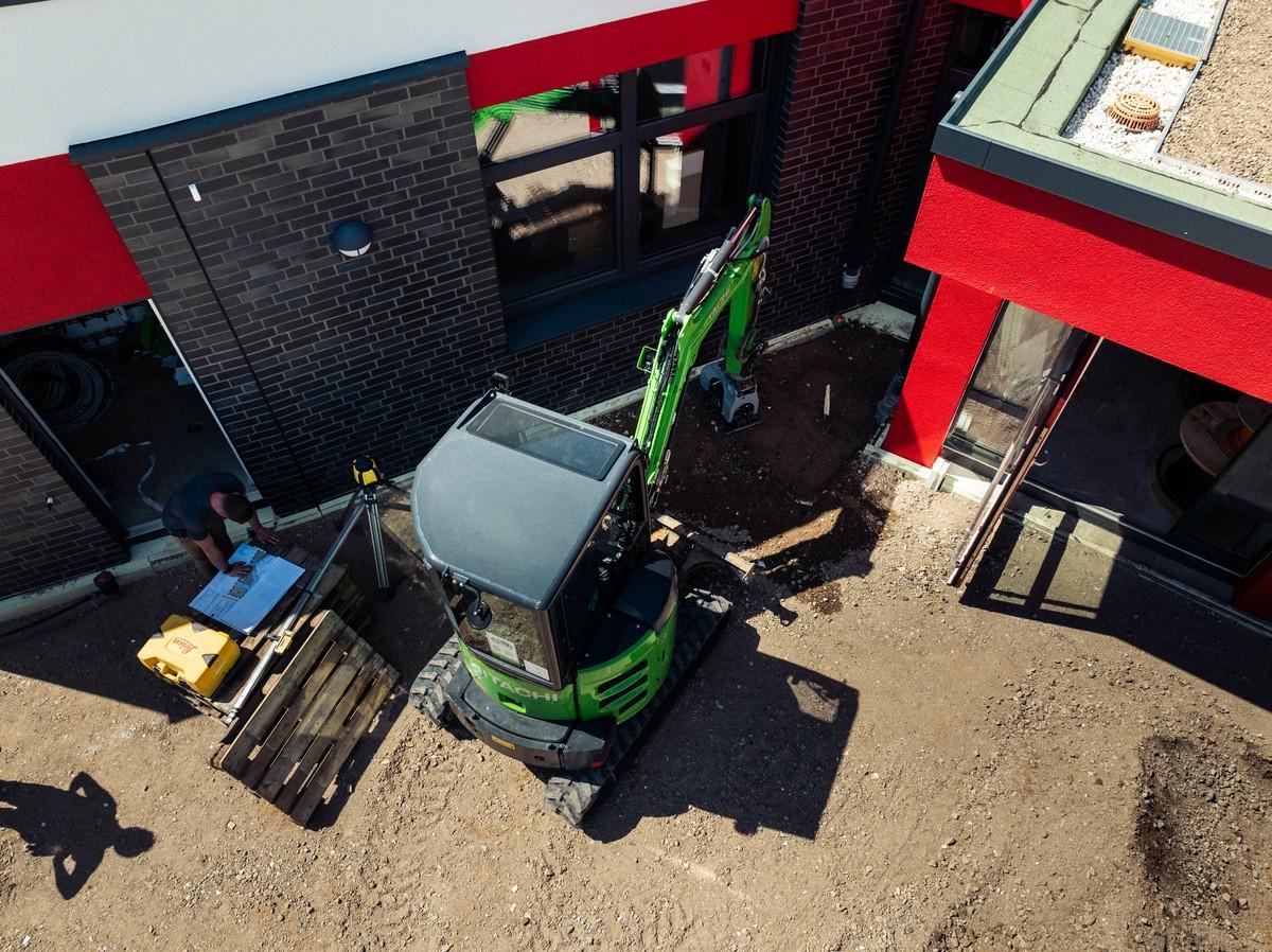 Mit der Kurzheck-Variante des Hitachi ZX26 sollen Einsätze selbst auf beengtem Raum kein Problem sein. | Foto: Kiesel