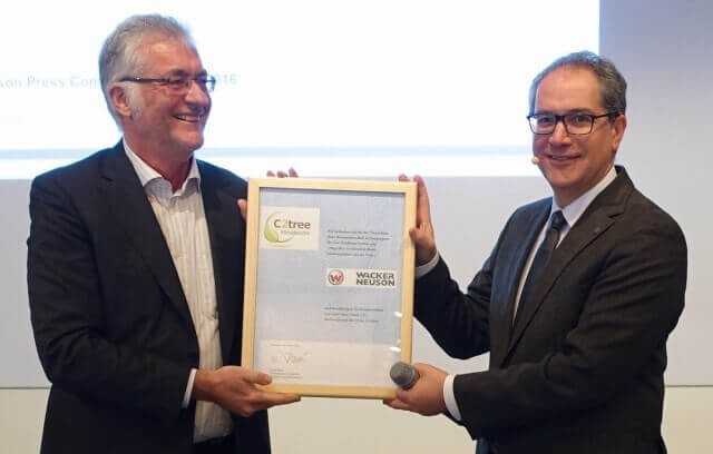 Cem Peksaglam (re), CEO von Wacker Neuson, freut sich über die Baumspende im Anschluss der Pressekonferenz auf der bauma. Cem Peksaglam (re), CEO von Wacker Neuson, freut sich über die Baumspende im Anschluss der Pressekonferenz auf der bauma.