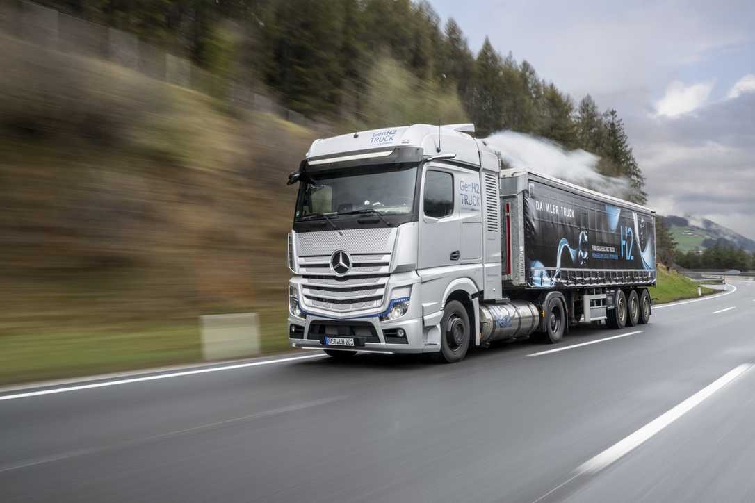 Emissionsfreie Sattelzug-Prototypen von Daimler auf Testfahrt Emissionsfreie Sattelzug-Prototypen von Daimler auf Testfahrt
