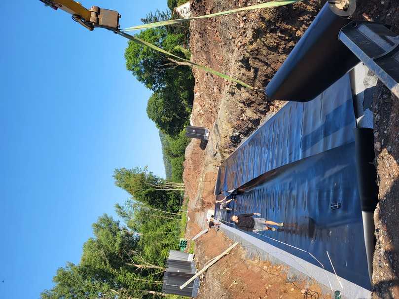 Das Planum ist angelegt. GeoVlies und Folienbahnen werden vor dem Aufbau von den Birco Rainblock Rigolenfüllkörpern ausgelegt. | Foto: Birco