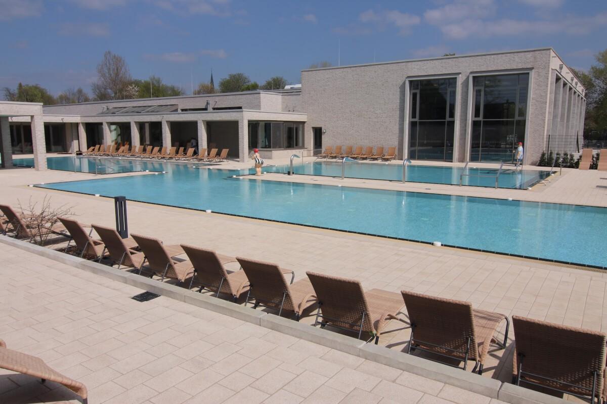 Die farblich darauf optimal abgestimmten Beckenränder sowie Stufenanlagen wurden ebenfalls von Berding Beton geliefert