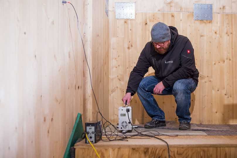 Da es in Deutschland bislang jedoch wenig Erfahrung  und messbare Daten zum Schallschutz im Holzbau bzw. im Holzhybridbau gibt, hat  Schöck den Einsatz von Tronsole zur Trittschalldämmung wissenschaftlich  begleiten und prüfen lassen. | Foto: Schöck Bauteile GmbH