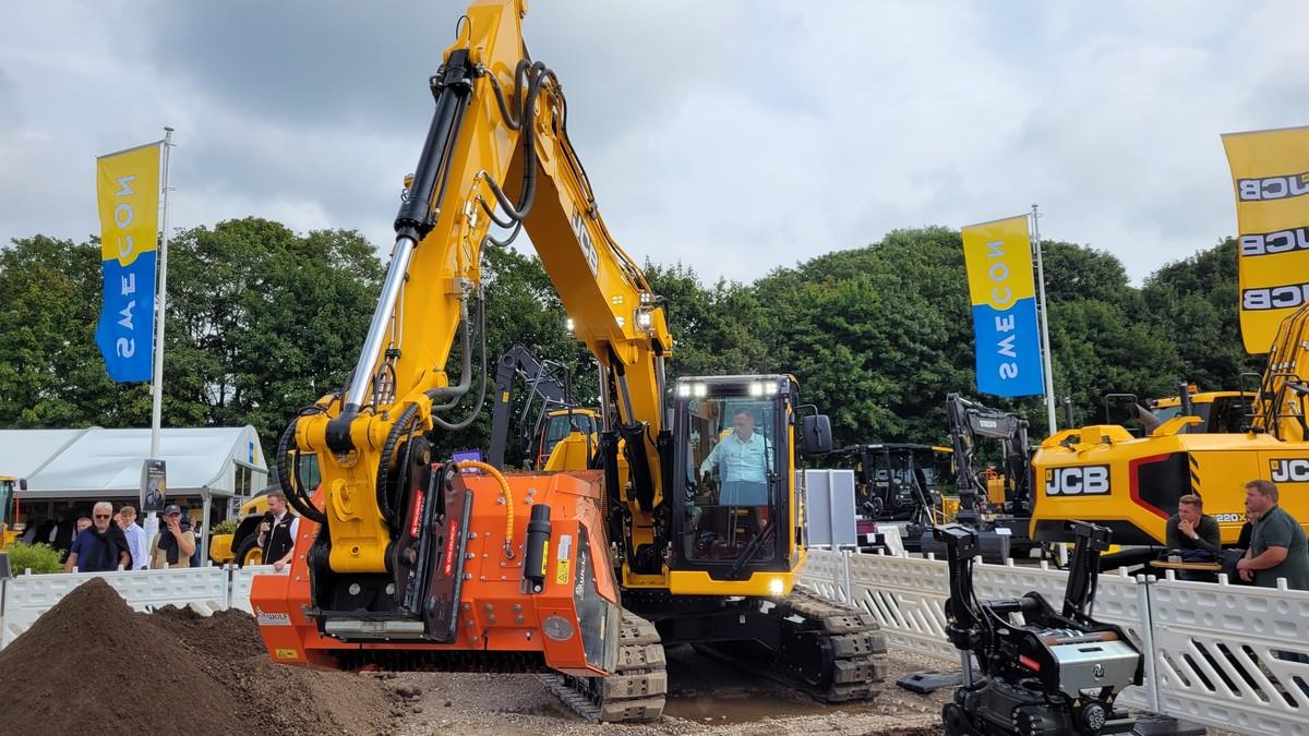 Auf der NordBau bewegt sich was: Im Freigelände zeigten die Aussteller ihre Maschinen in Aktion im Zusammenspiel mit verschiedenen Anbaugeräten. | Foto: B_I MEDIEN/Brinkmeier Auf der NordBau bewegt sich was: Im Freigelände zeigten die Aussteller ihre Maschinen in Aktion im Zusammenspiel mit verschiedenen Anbaugeräten. | Foto: B_I MEDIEN/Brinkmeier