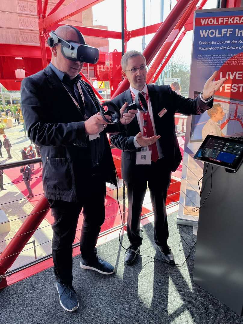 Kran steuern mit der neuen Fernbedienung „Wolff Intuitive Control“: Auf der bauma konnten Journalisten und Besucher das virtuell selbst ausprobieren. | Foto: D. Spoo