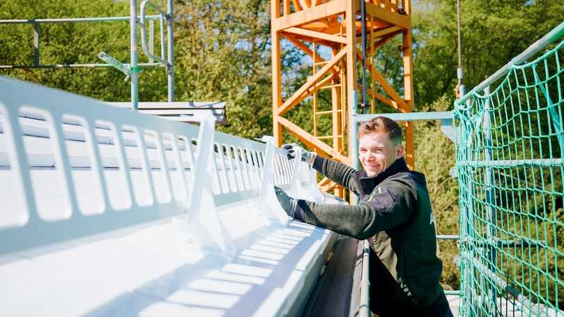 Auch Systemkomponenten wie Schneefanggitter wurden passend zur weißen Dachfarbe ausgeführt, um das architektonisch stimmige Gesamtbild zu erhalten. | Foto: Holzbau Aumann