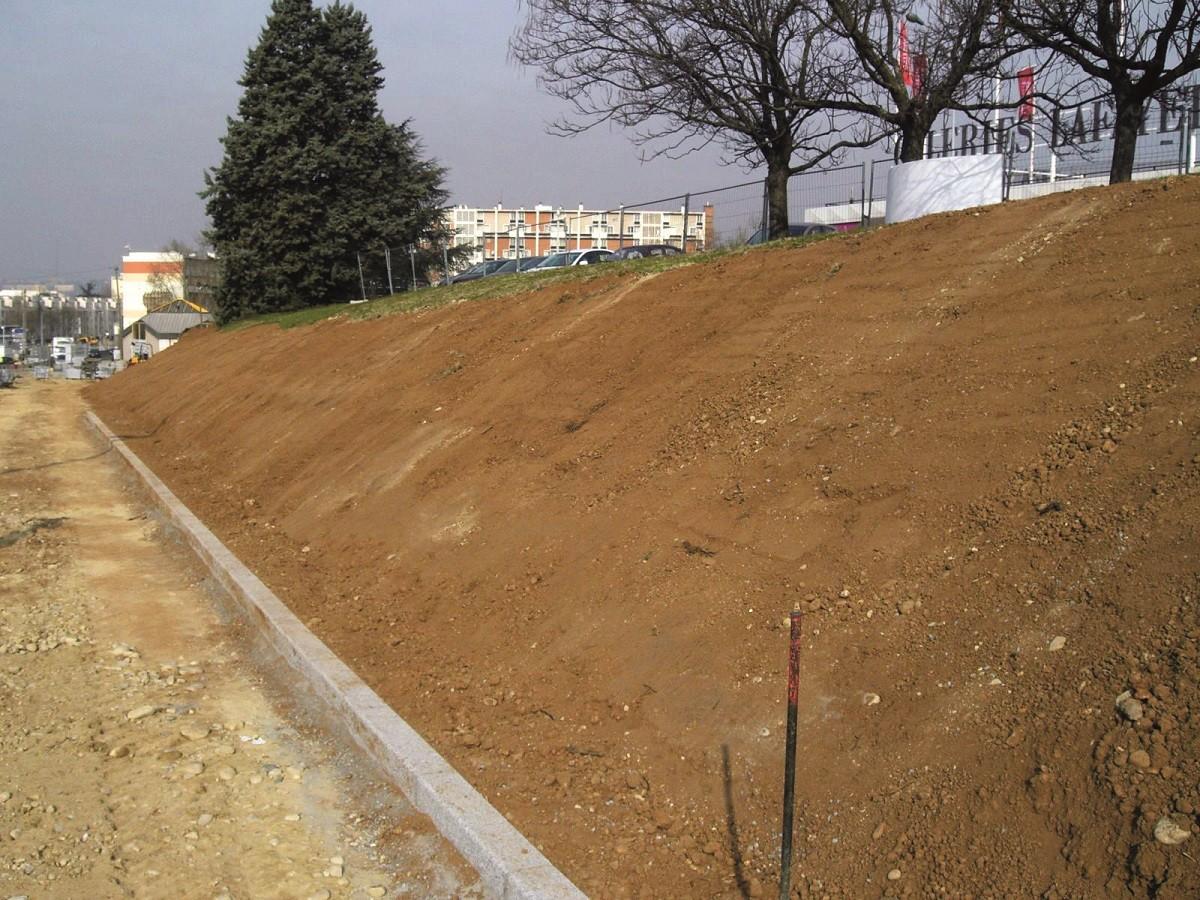 Vorher-Foto einer Böschung kurz vor ihrer Begrünung / Foto: © Christophe Lignier, EURO-TEC