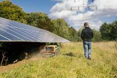 Kompakte Mähraupe frisst sich auch durch Solarparks