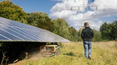 Kompakte Mähraupe frisst sich auch durch Solarparks