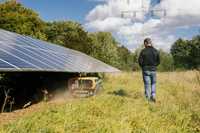 Kompakte Mähraupe frisst sich auch durch Solarparks