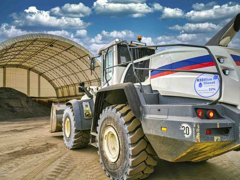Die Eurovia Region West betankt ihre Baumaschinenflotte schon seit 2021 mit HVO. Anfangs als Beimischung im Shell-Kraftstoff "R33 Blue Diesel", neuerdings immer mehr mit reinem HVO100. | Foto: Shell Die Eurovia Region West betankt ihre Baumaschinenflotte schon seit 2021 mit HVO. Anfangs als Beimischung im Shell-Kraftstoff "R33 Blue Diesel", neuerdings immer mehr mit reinem HVO100. | Foto: Shell