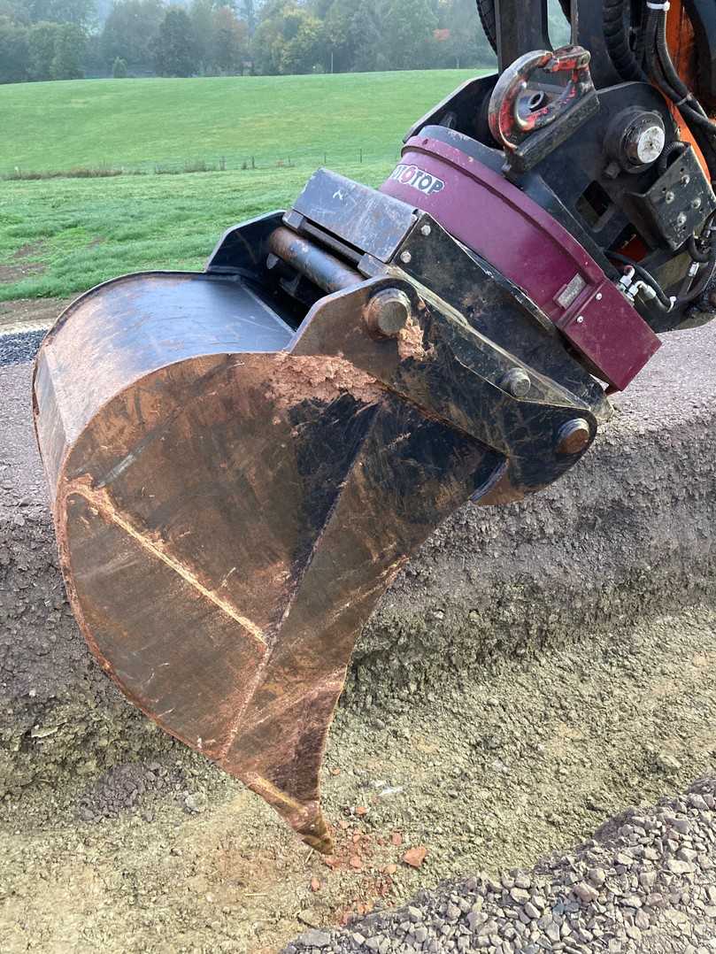 Im Festanbau spart der Rototop nicht nur Kraftstoff, sondern auch Manpower, weil Handarbeit durch filigranes Arbeiten mit dem Bagger wegfällt. | Foto: Holp Im Festanbau spart der Rototop nicht nur Kraftstoff, sondern auch Manpower, weil Handarbeit durch filigranes Arbeiten mit dem Bagger wegfällt. | Foto: Holp