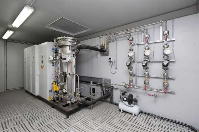 Hier werden 5.500 Volt Spannung erzeugt – mit dieser Kraft wandelt sich Sauerstoff zu Ozon. Für die Abwasserreinigung kommt ein Gemisch von etwa 10 Prozent O3 und 90 Prozent O2 zum Einsatz.