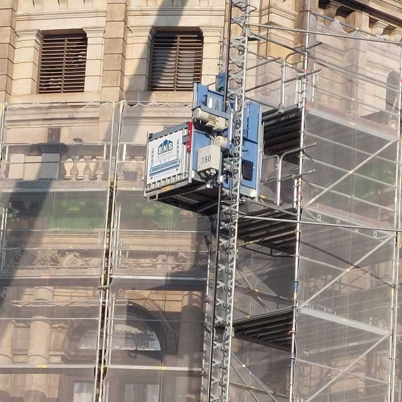 Flexibel im Arbeitsalltag: Dank dualer Steuerung lässt sich das System je nach Bedarf vom reinen Materialaufzug zur Transportbühne für Personen umschalten. | Foto: Geda