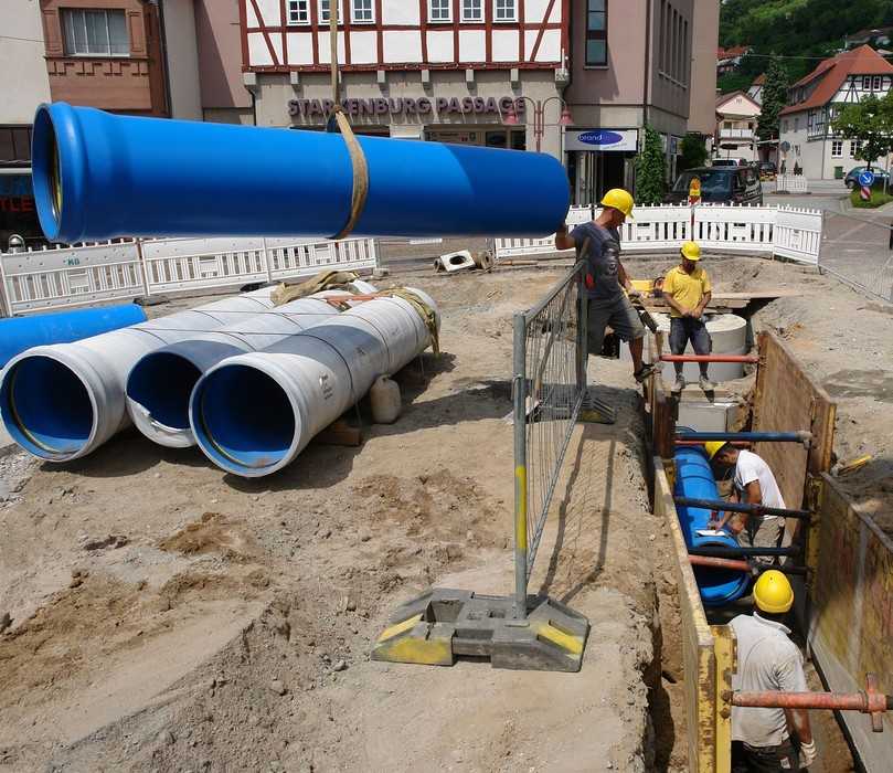 Die bautechnischen Eigenschaften von PVC-U sorgen für eine einfache Handhabung der Kanalrohre auf der Baustelle und für rationelle Bauabläufe. | Foto: Funke Kunststoffe Die bautechnischen Eigenschaften von PVC-U sorgen für eine einfache Handhabung der Kanalrohre auf der Baustelle und für rationelle Bauabläufe. | Foto: Funke Kunststoffe
