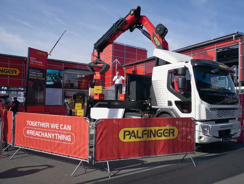 Bauma-Premiere feierte der Palfinger Ladekran PK 250 TEC mit smarter Steuerung auf vollelektrischem Volvo FE Electric. | Foto: QUATEX Bauma-Premiere feierte der Palfinger Ladekran PK 250 TEC mit smarter Steuerung auf vollelektrischem Volvo FE Electric. | Foto: QUATEX