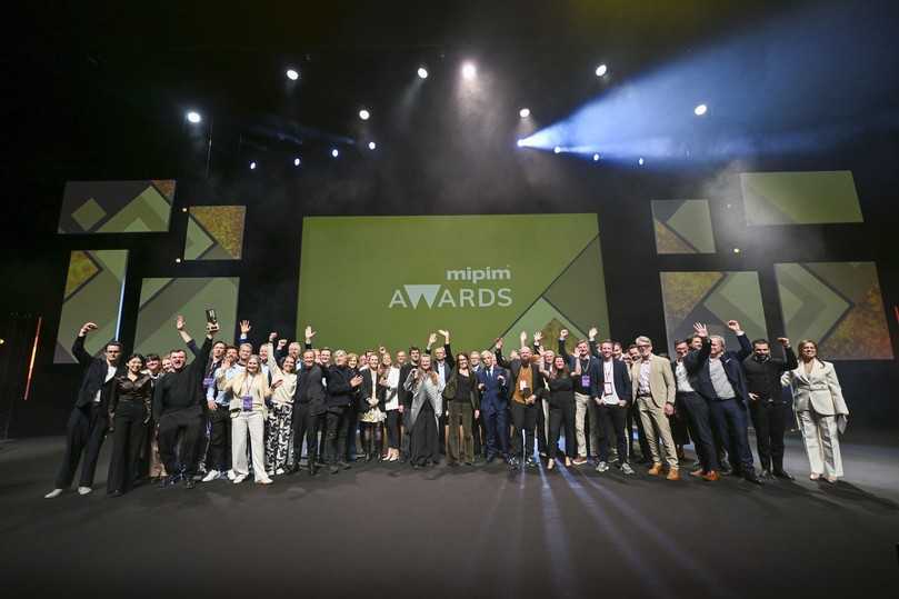 Bei der Preisverleihung in Cannes feierten die Gewinner des MIPIM-Awards, ein weltweit renommierter Immobilienwettbewerb für abgeschlossene oder noch zu bauende Projekte, gemeinsam auf der Bühne. | Foto: S. d'Halloy/Image&Co Bei der Preisverleihung in Cannes feierten die Gewinner des MIPIM-Awards, ein weltweit renommierter Immobilienwettbewerb für abgeschlossene oder noch zu bauende Projekte, gemeinsam auf der Bühne. | Foto: S. d'Halloy/Image&Co