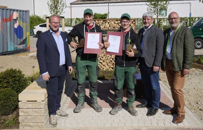 v.l.n.r.: Moritz Fahn, Felix Stark und Paul Müller, Sandro Bauer sowie Prof. Rudolf Klingshirn, Direktor des VGL Bayern. | Foto: Carolin Tietz, VGL Bayern