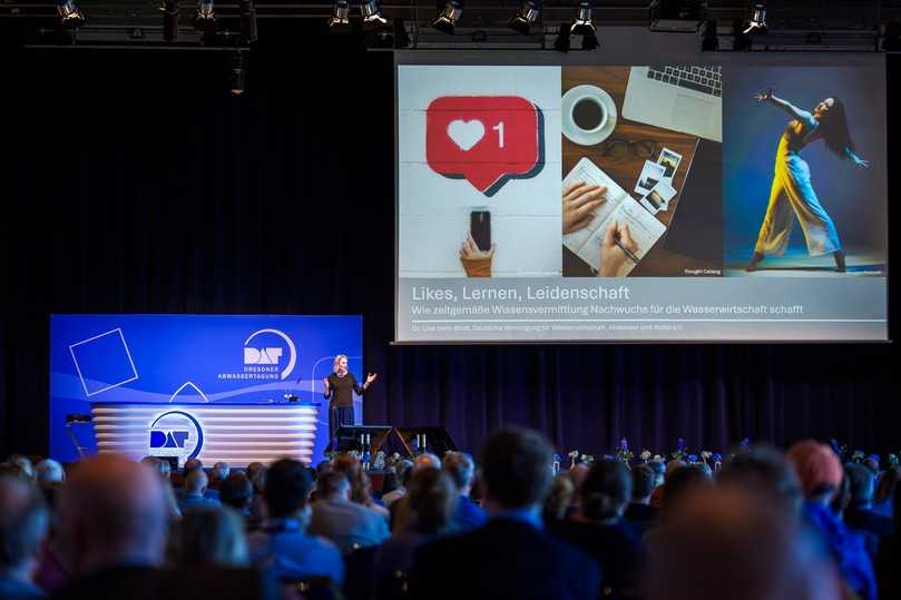Dr. Lisa Irwin-Broß während ihres Vortrags "Likes, Lernen, Leidenschaft: Wie zeitgemäße Wissensvermittlung Nachwuchs für die Wasserewirtschaft schafft." | Foto: SE Dresden/Andre Wirsig