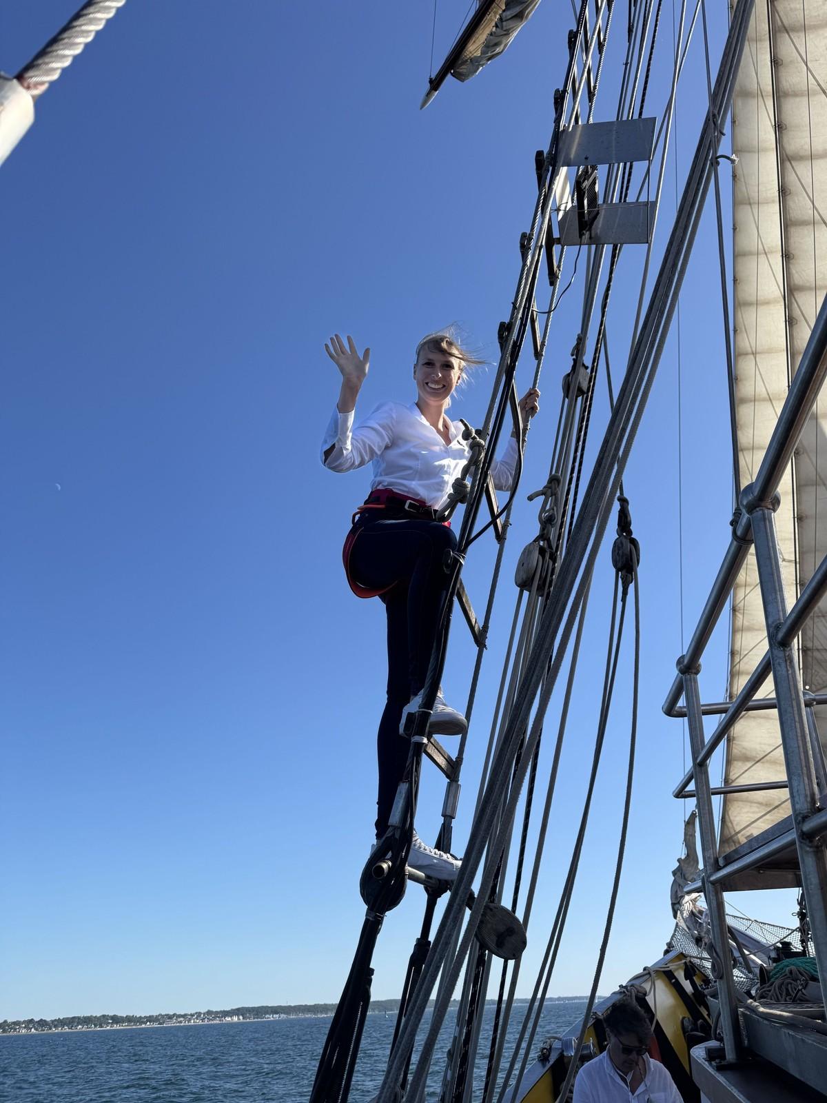 Viele Gäste nutzten die Gelegenheit, den Mast des Schiffes zu erklimmen - hier Ronja Berg von Komatsu. | Foto: B_I MEDIEN