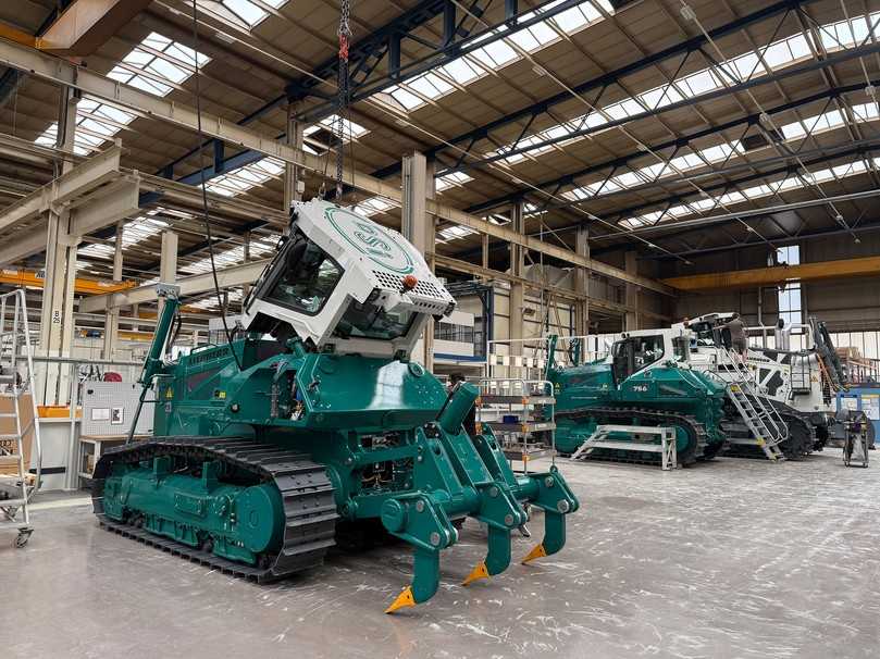 PR736 Planierraupen für die türkische Wasserwirtschaftsbehörde DSI im Bau bei Liebherr Telfs. | Foto: Liebherr