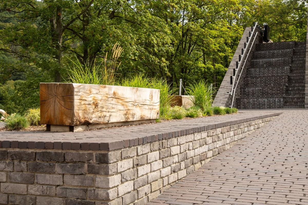 Das Besucherzentrum am Edersee verwendet den Vandersanden Pflasterklinker Modena Antica für Boden uns Sitzgelegenheiten an den Beeten. | Foto: Vandersanden