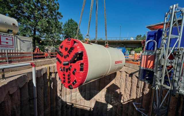 Der 95 to schwere Bohrkopf wird in die Startgrube gehoben. | Fotos: Sonntag Baugesellschaft